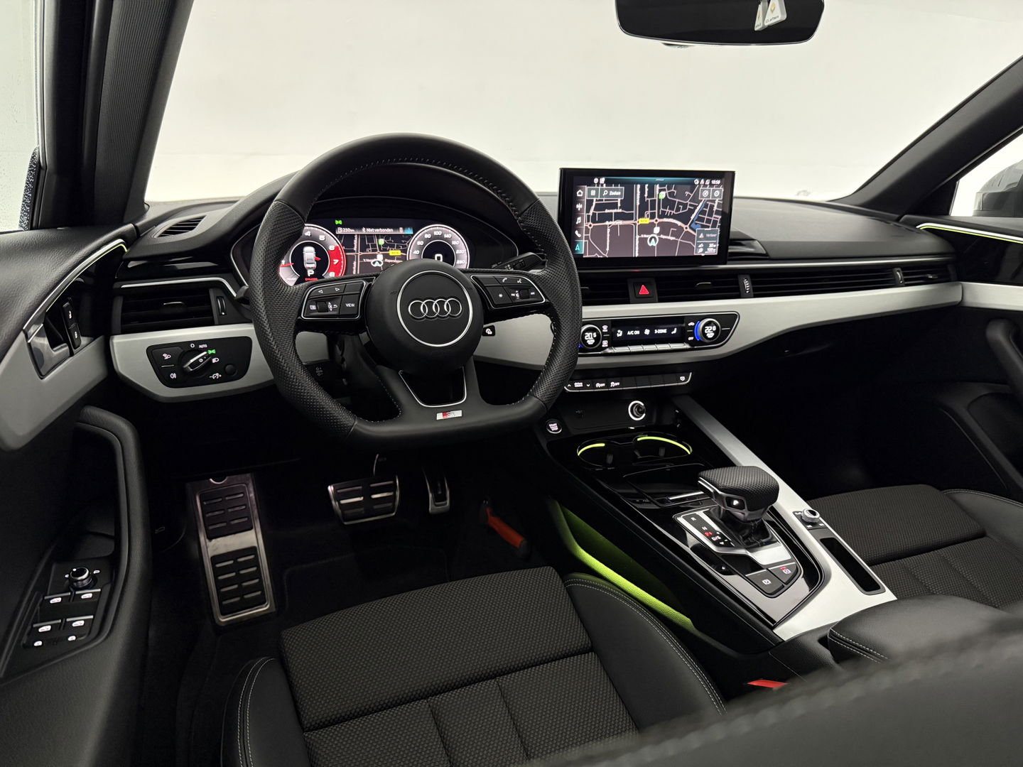 Audi A4 35 TFSI 150PK S-line | Pano | Virtual | Sfeerverl. | Carplay | Trekh. | Keyless | NAP