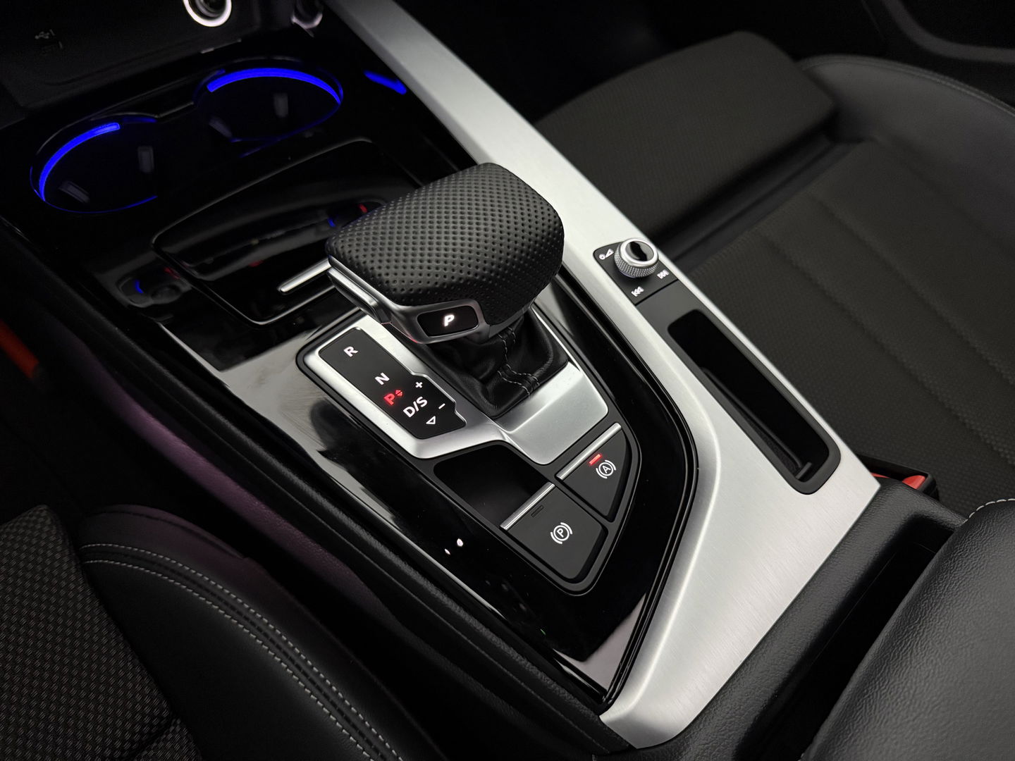 Audi A4 35 TFSI 150PK S-line | Pano | Virtual | Sfeerverl. | Carplay | Trekh. | Keyless | NAP
