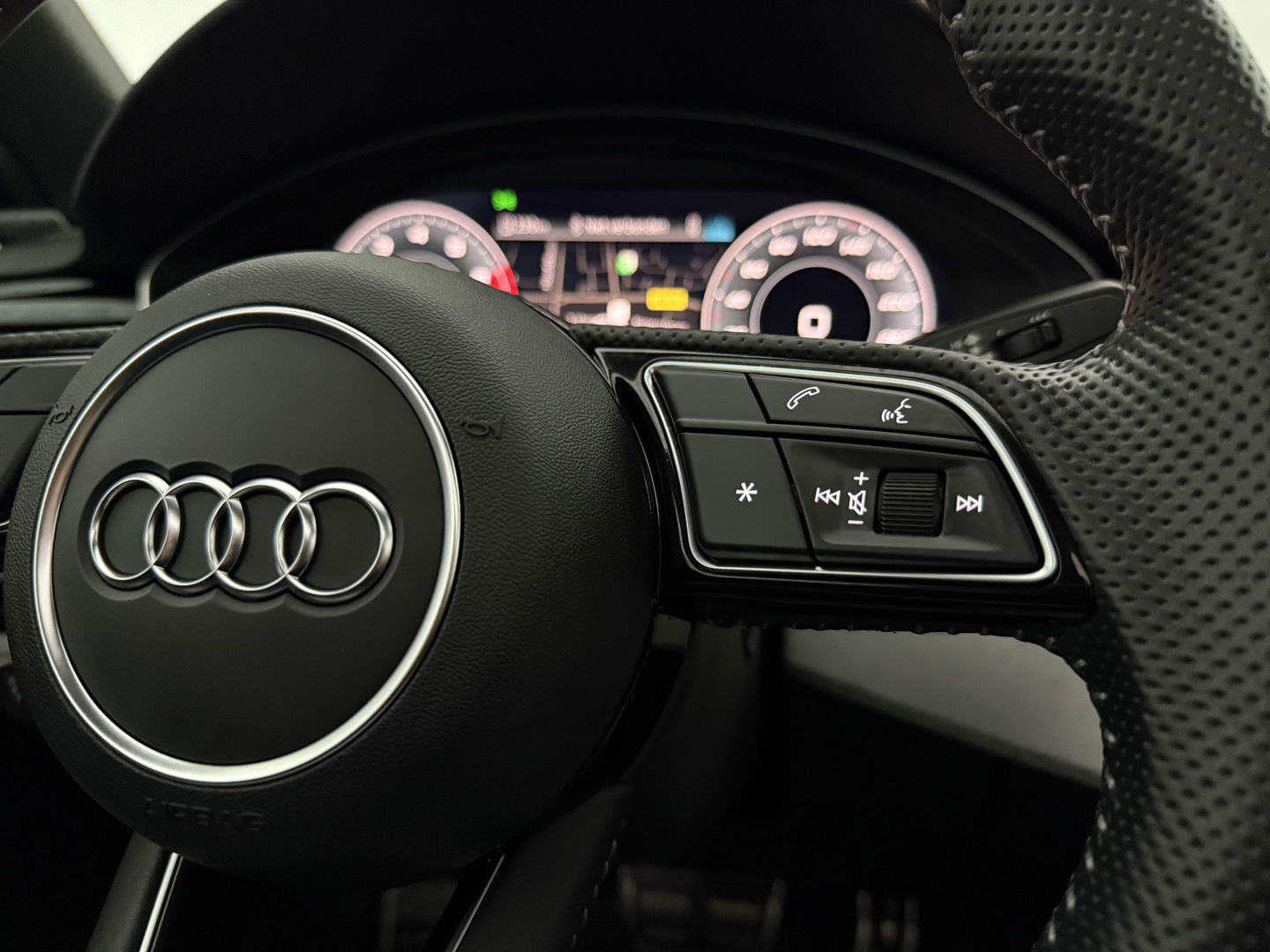 Audi A4 35 TFSI 150PK S-line | Pano | Virtual | Sfeerverl. | Carplay | Trekh. | Keyless | NAP