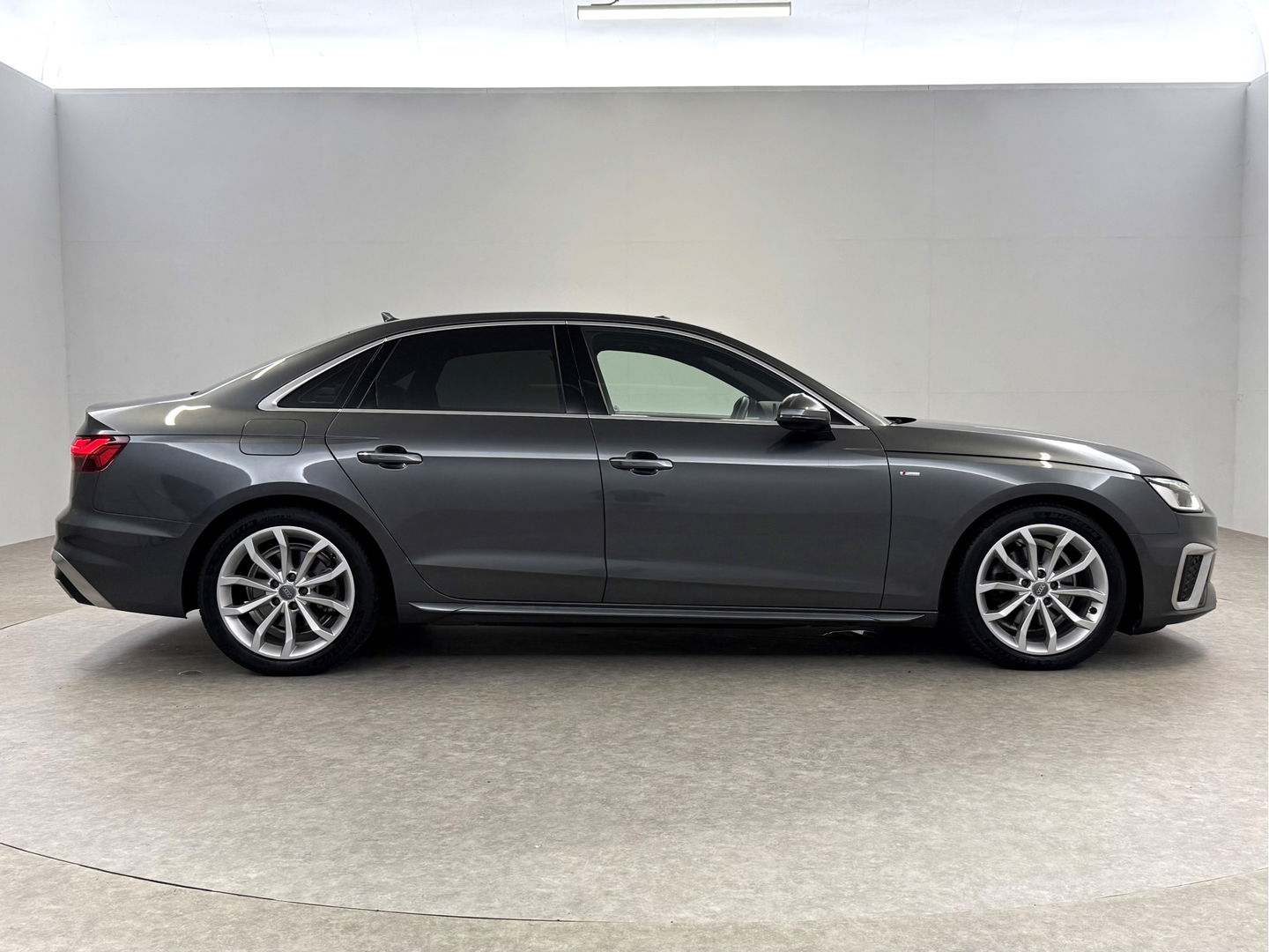 Audi A4 35 TFSI 150PK S-line | Pano | Virtual | Sfeerverl. | Carplay | Trekh. | Keyless | NAP