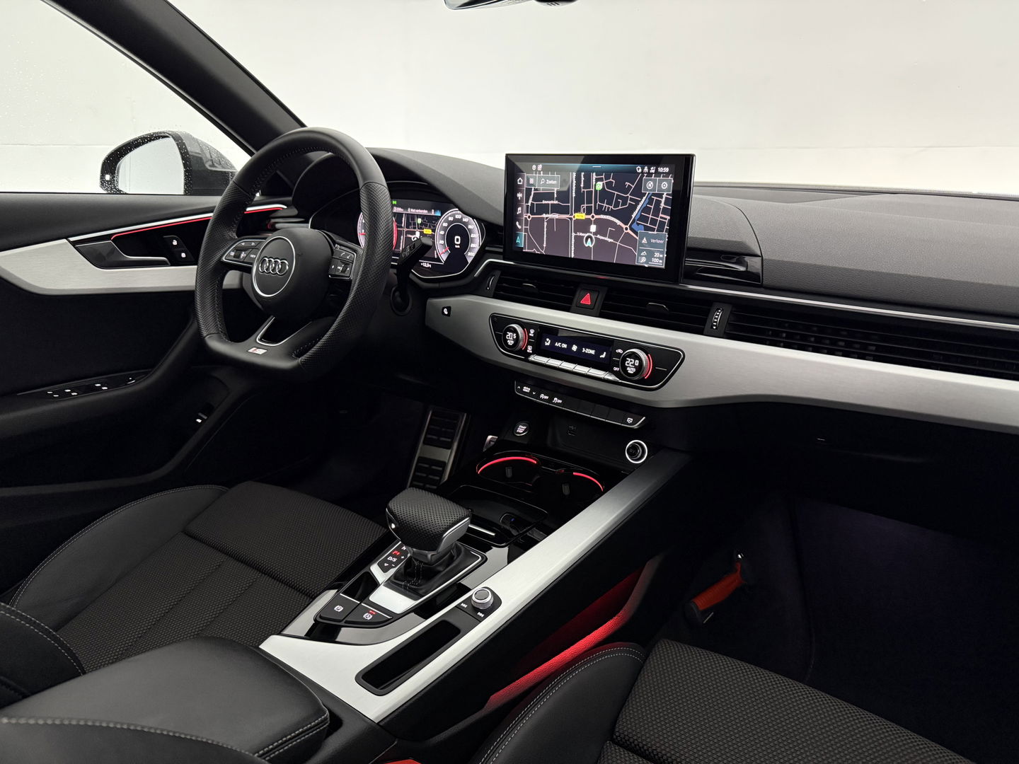 Audi A4 35 TFSI 150PK S-line | Pano | Virtual | Sfeerverl. | Carplay | Trekh. | Keyless | NAP