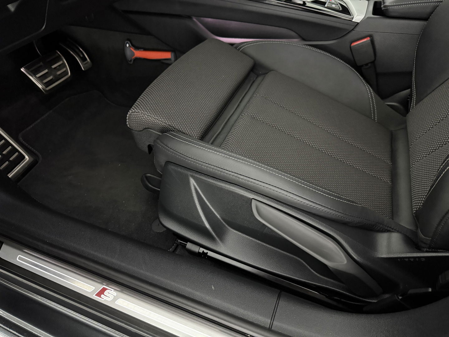 Audi A4 35 TFSI 150PK S-line | Pano | Virtual | Sfeerverl. | Carplay | Trekh. | Keyless | NAP