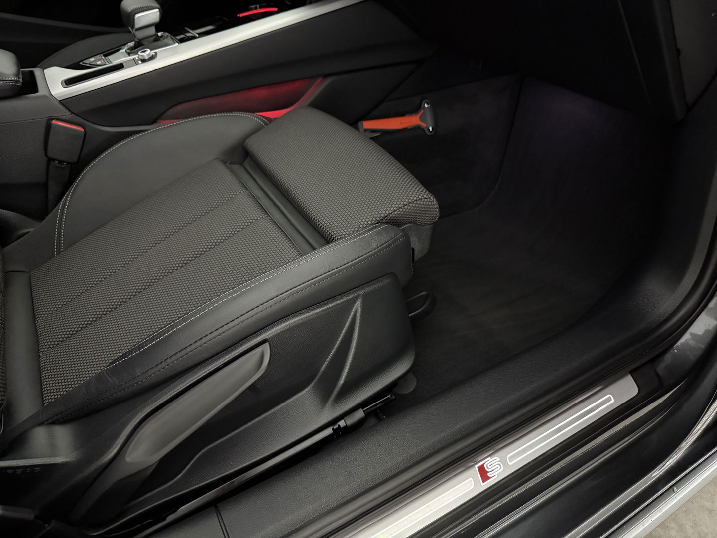 Audi A4 35 TFSI 150PK S-line | Pano | Virtual | Sfeerverl. | Carplay | Trekh. | Keyless | NAP