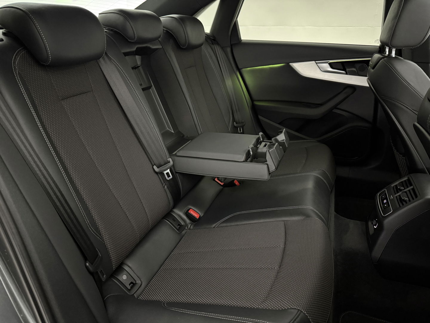Audi A4 35 TFSI 150PK S-line | Pano | Virtual | Sfeerverl. | Carplay | Trekh. | Keyless | NAP