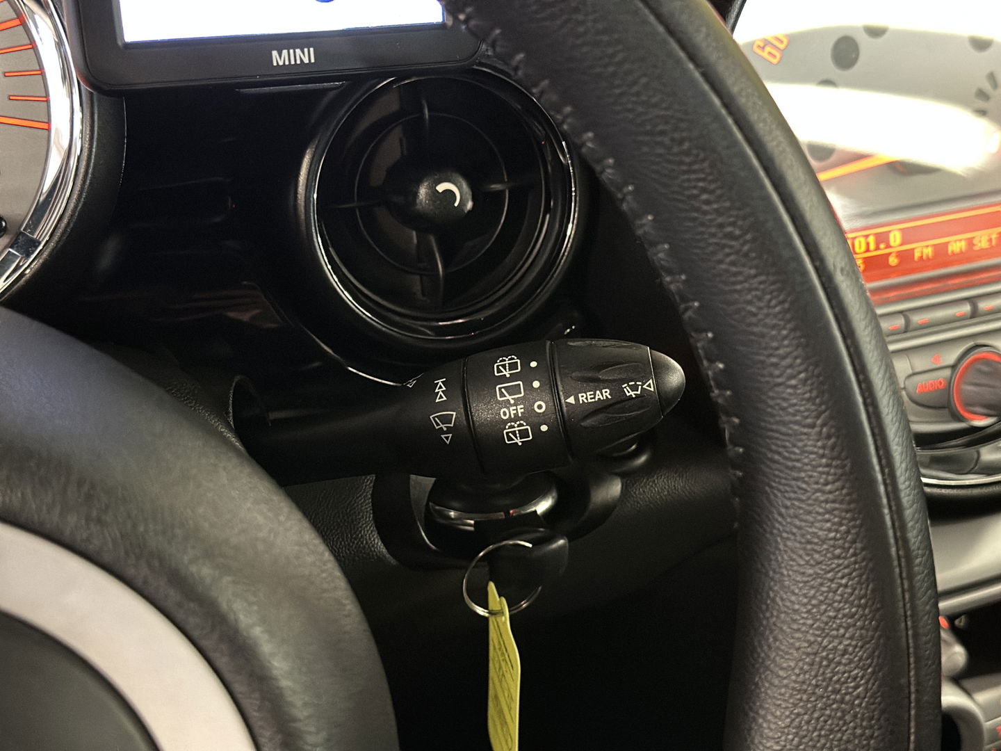 MINI Clubman 1.6 Cooper 3+1 Business Line | Origineel Nederlands | Cruise Control | Parkeersensoren Achter | 16" Lichtmetaal | Airconditioning | Centrale Deurvergrendeling |