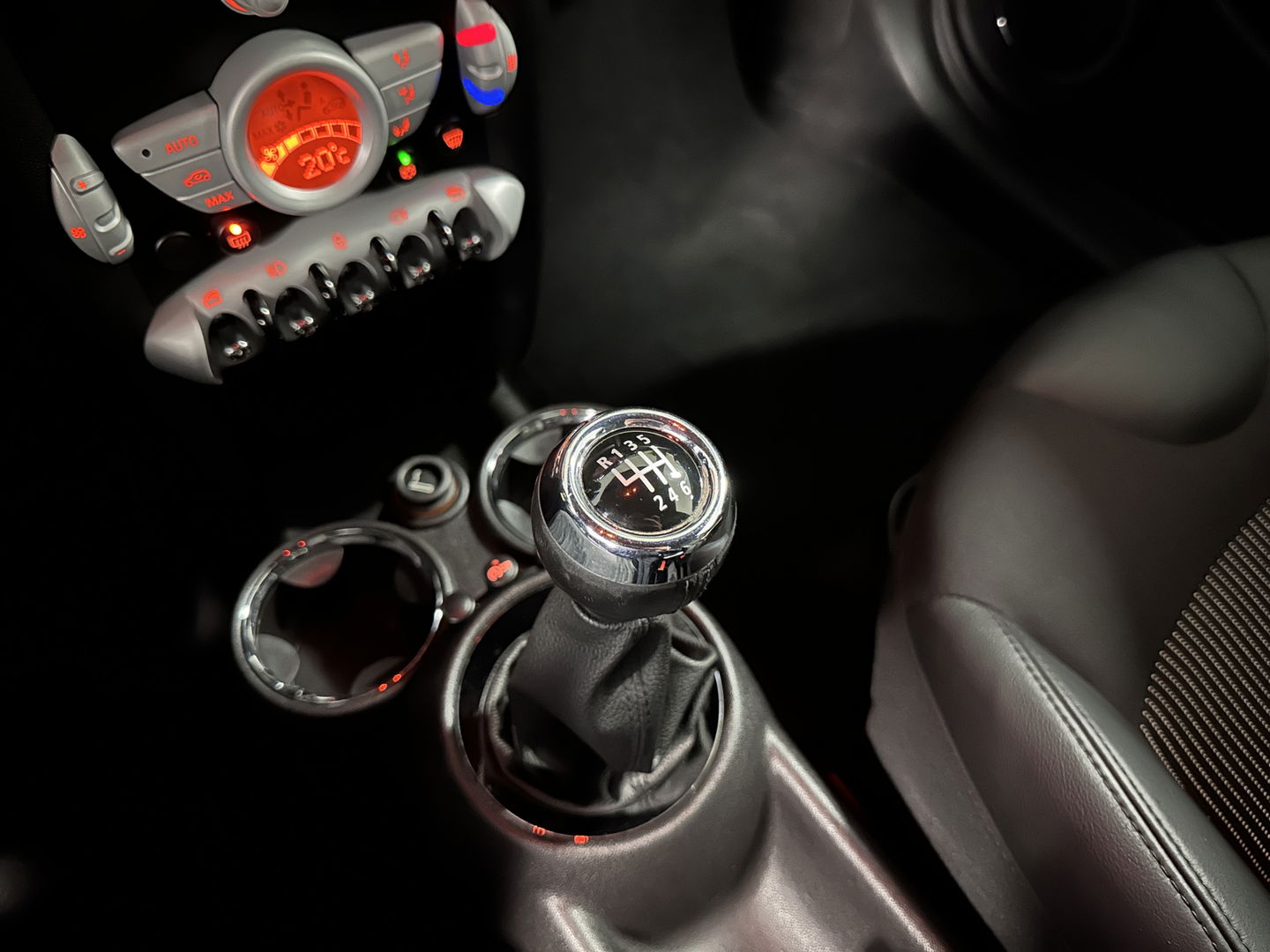 MINI Clubman 1.6 Cooper 3+1 Business Line | Origineel Nederlands | Cruise Control | Parkeersensoren Achter | 16" Lichtmetaal | Airconditioning | Centrale Deurvergrendeling |