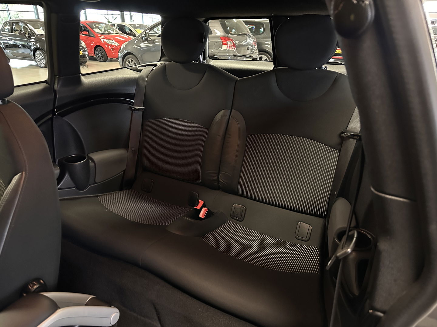 MINI Clubman 1.6 Cooper 3+1 Business Line | Origineel Nederlands | Cruise Control | Parkeersensoren Achter | 16" Lichtmetaal | Airconditioning | Centrale Deurvergrendeling |