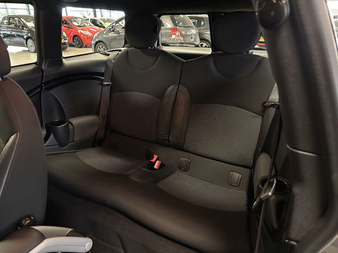 MINI Clubman 1.6 Cooper 3+1 Business Line | Origineel Nederlands | Cruise Control | Parkeersensoren Achter | 16" Lichtmetaal | Airconditioning | Centrale Deurvergrendeling |