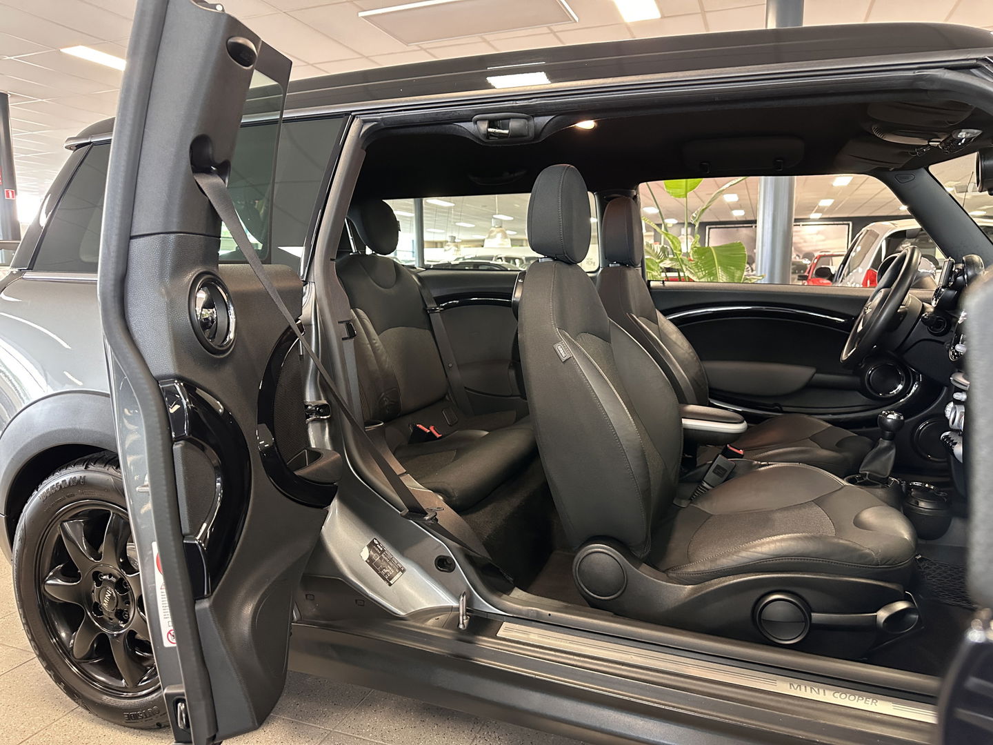 MINI Clubman 1.6 Cooper 3+1 Business Line | Origineel Nederlands | Cruise Control | Parkeersensoren Achter | 16" Lichtmetaal | Airconditioning | Centrale Deurvergrendeling |