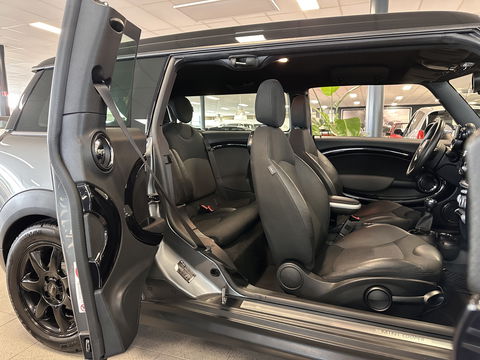 MINI Clubman 1.6 Cooper 3+1 Business Line | Origineel Nederlands | Cruise Control | Parkeersensoren Achter | 16" Lichtmetaal | Airconditioning | Centrale Deurvergrendeling |