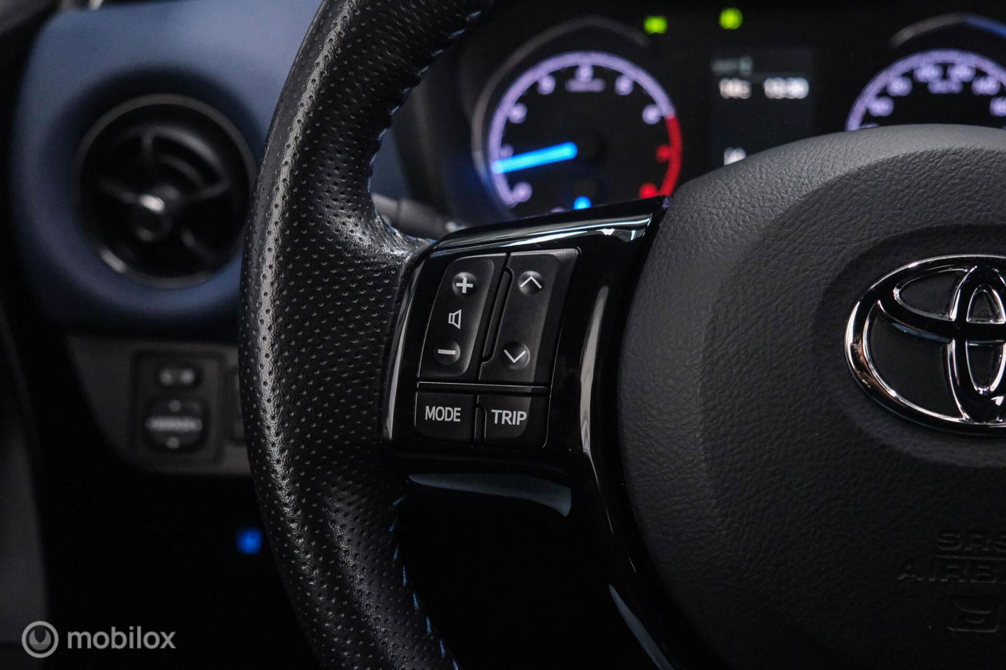 Toyota Yaris 1.5 VVT-i Bi-Tone | Camera | Dealer oh | 1e eig | Trekhaak | NL auto NAP | rijklaarprijs | 112 pk | Lane assist | Cruise |