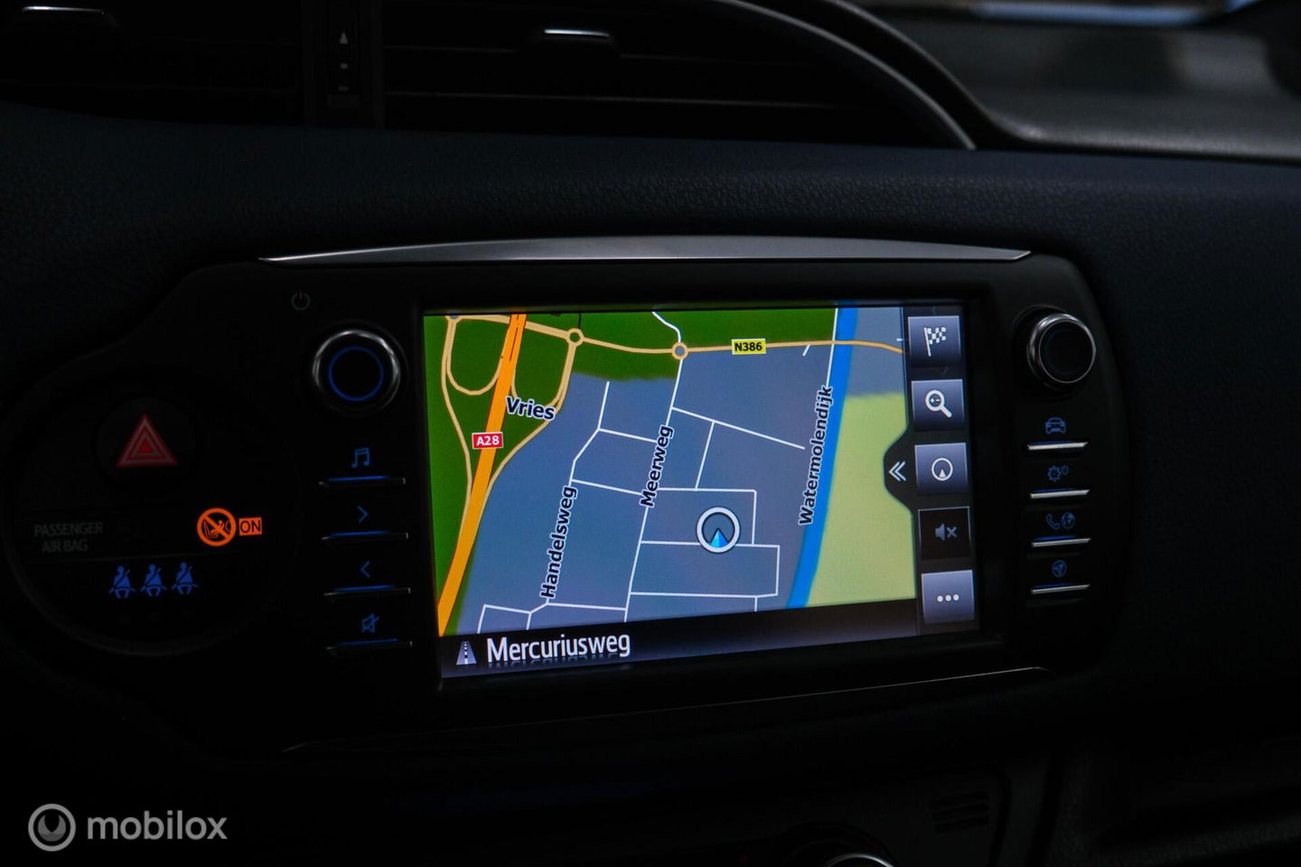 Toyota Yaris 1.5 VVT-i Bi-Tone | Camera | Dealer oh | 1e eig | Trekhaak | NL auto NAP | rijklaarprijs | 112 pk | Lane assist | Cruise |