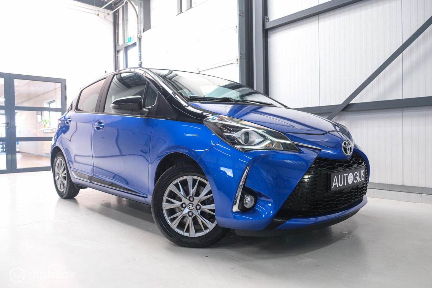 Toyota Yaris 1.5 VVT-i Bi-Tone | Camera | Dealer oh | 1e eig | Trekhaak | NL auto NAP | rijklaarprijs | 112 pk | Lane assist | Cruise |