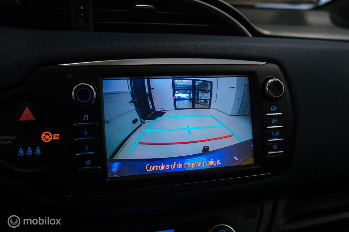 Toyota Yaris 1.5 VVT-i Bi-Tone | Camera | Dealer oh | 1e eig | Trekhaak | NL auto NAP | rijklaarprijs | 112 pk | Lane assist | Cruise |