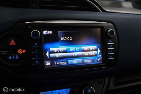 Toyota Yaris 1.5 VVT-i Bi-Tone | Camera | Dealer oh | 1e eig | Trekhaak | NL auto NAP | rijklaarprijs | 112 pk | Lane assist | Cruise |