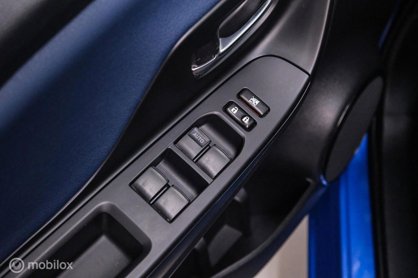 Toyota Yaris 1.5 VVT-i Bi-Tone | Camera | Dealer oh | 1e eig | Trekhaak | NL auto NAP | rijklaarprijs | 112 pk | Lane assist | Cruise |