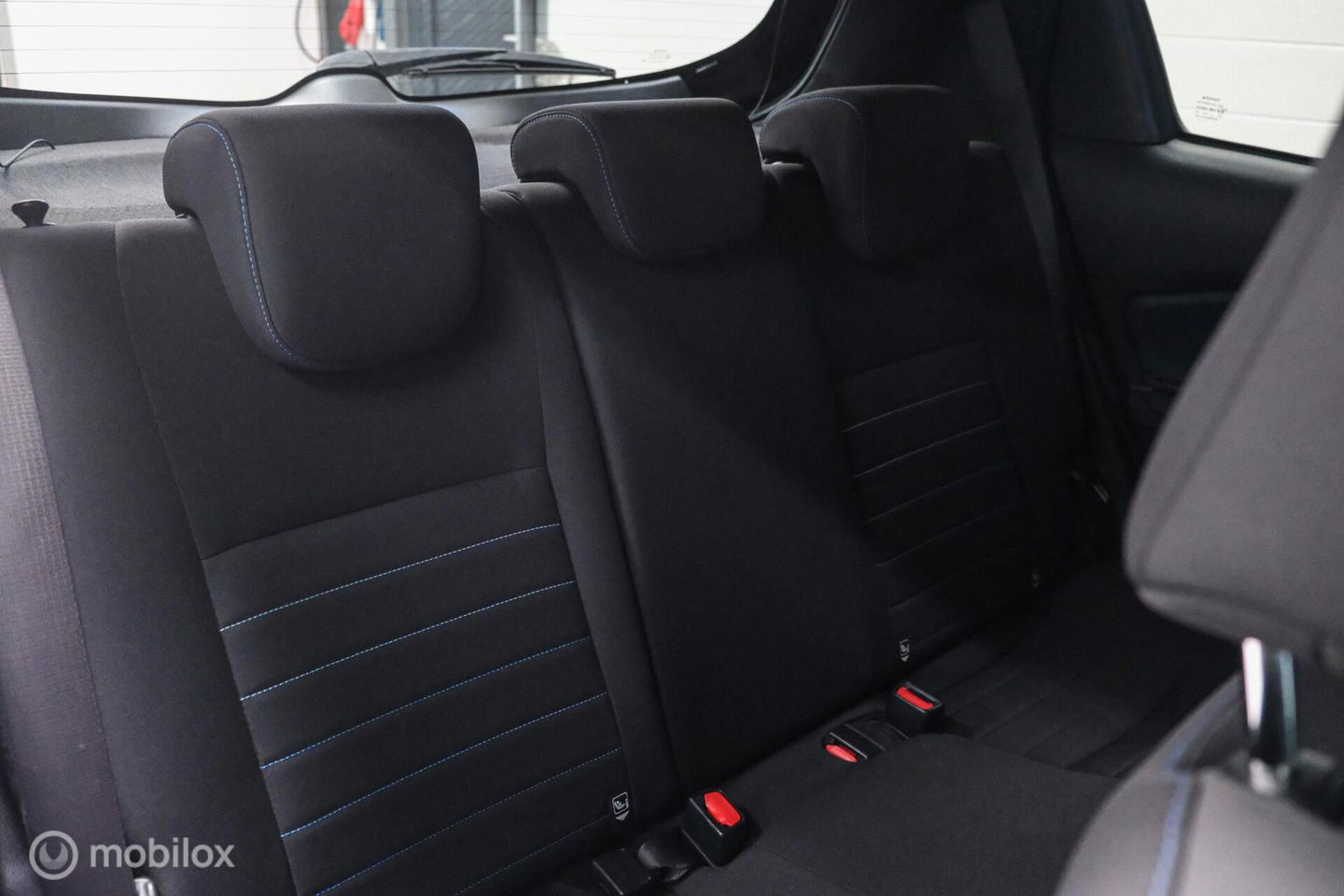 Toyota Yaris 1.5 VVT-i Bi-Tone | Camera | Dealer oh | 1e eig | Trekhaak | NL auto NAP | rijklaarprijs | 112 pk | Lane assist | Cruise |