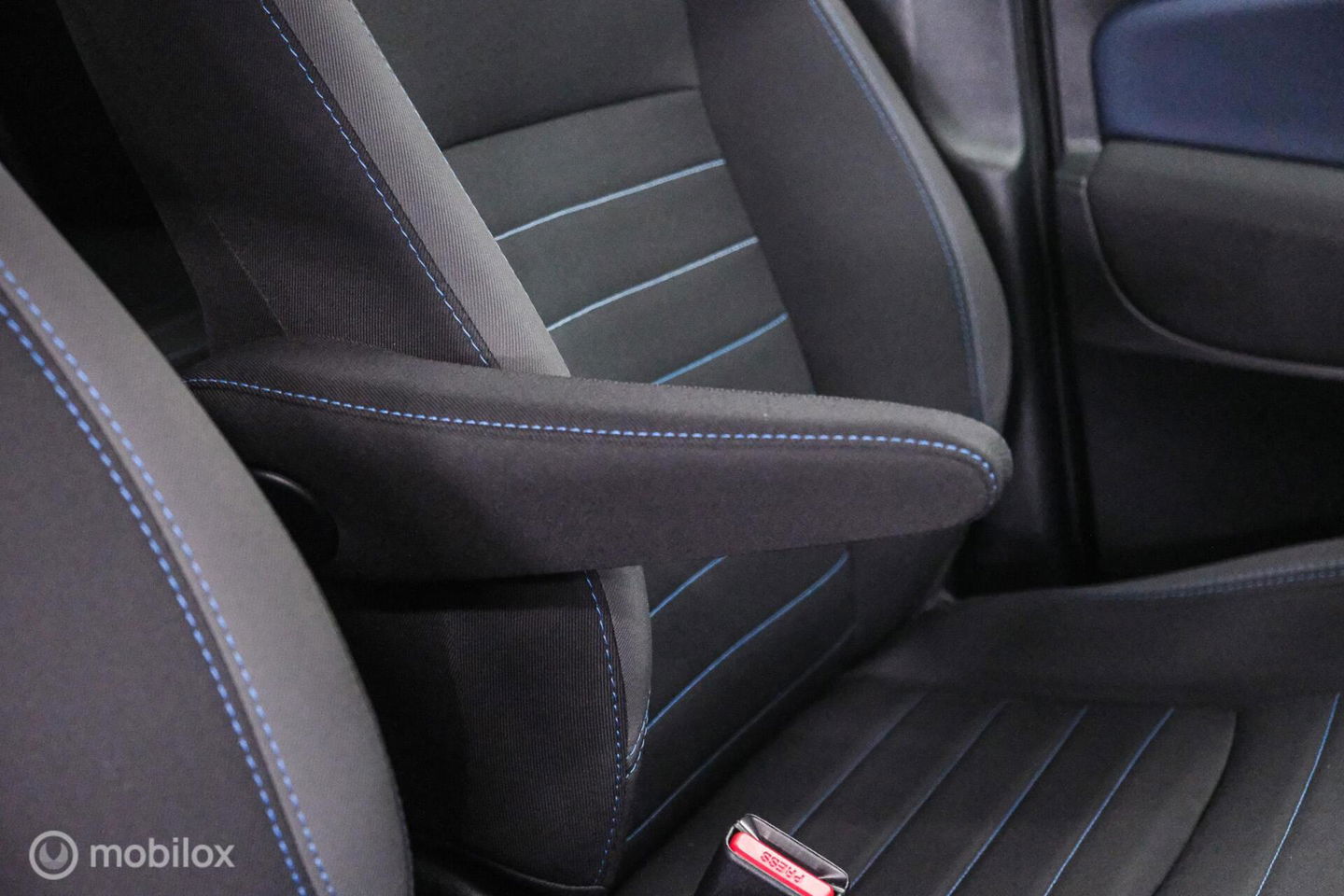 Toyota Yaris 1.5 VVT-i Bi-Tone | Camera | Dealer oh | 1e eig | Trekhaak | NL auto NAP | rijklaarprijs | 112 pk | Lane assist | Cruise |