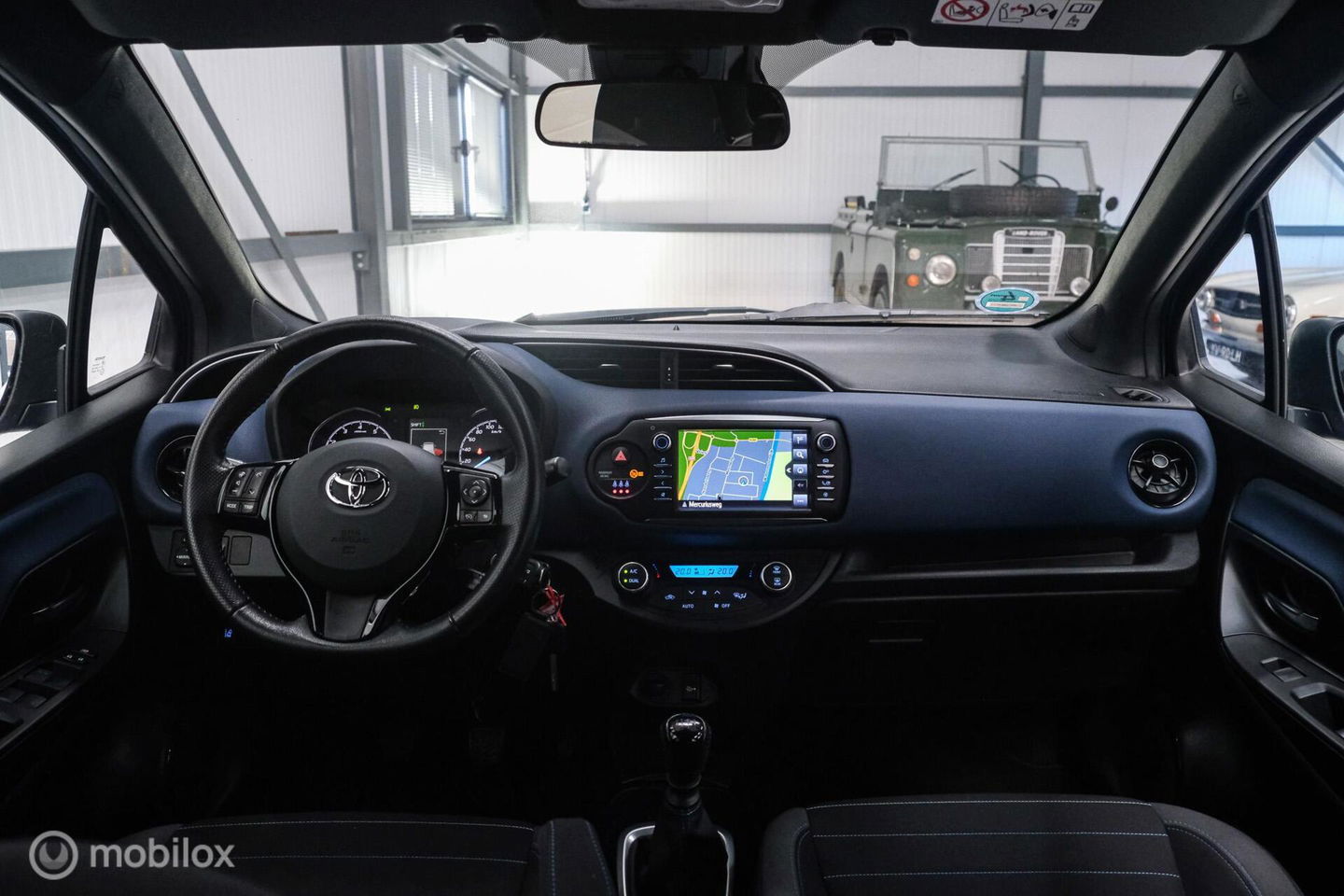 Toyota Yaris 1.5 VVT-i Bi-Tone | Camera | Dealer oh | 1e eig | Trekhaak | NL auto NAP | rijklaarprijs | 112 pk | Lane assist | Cruise |