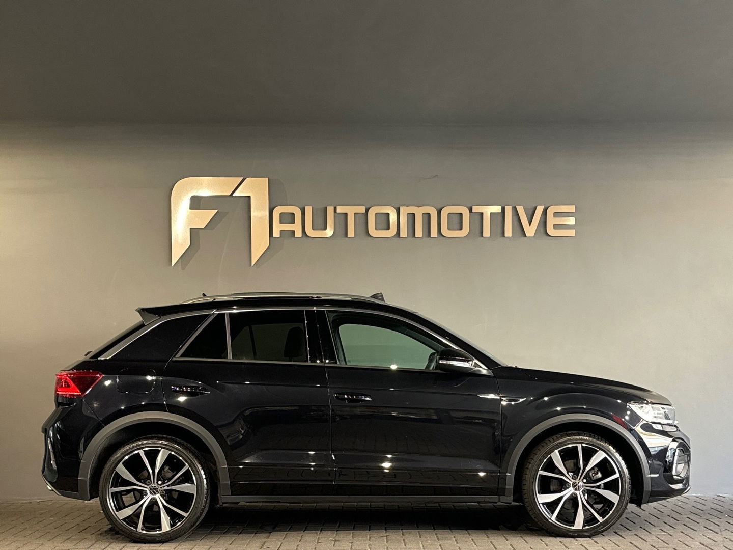 Volkswagen T-Roc 1.5 TSI R-Line Pano|IQ|Keyless|Massage|Camera