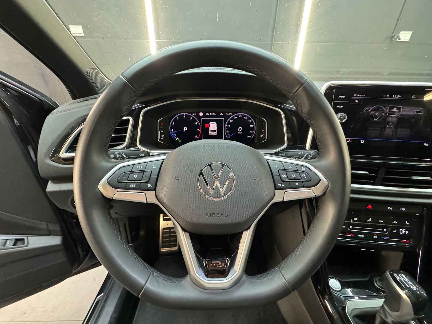 Volkswagen T-Roc 1.5 TSI R-Line Pano|IQ|Keyless|Massage|Camera