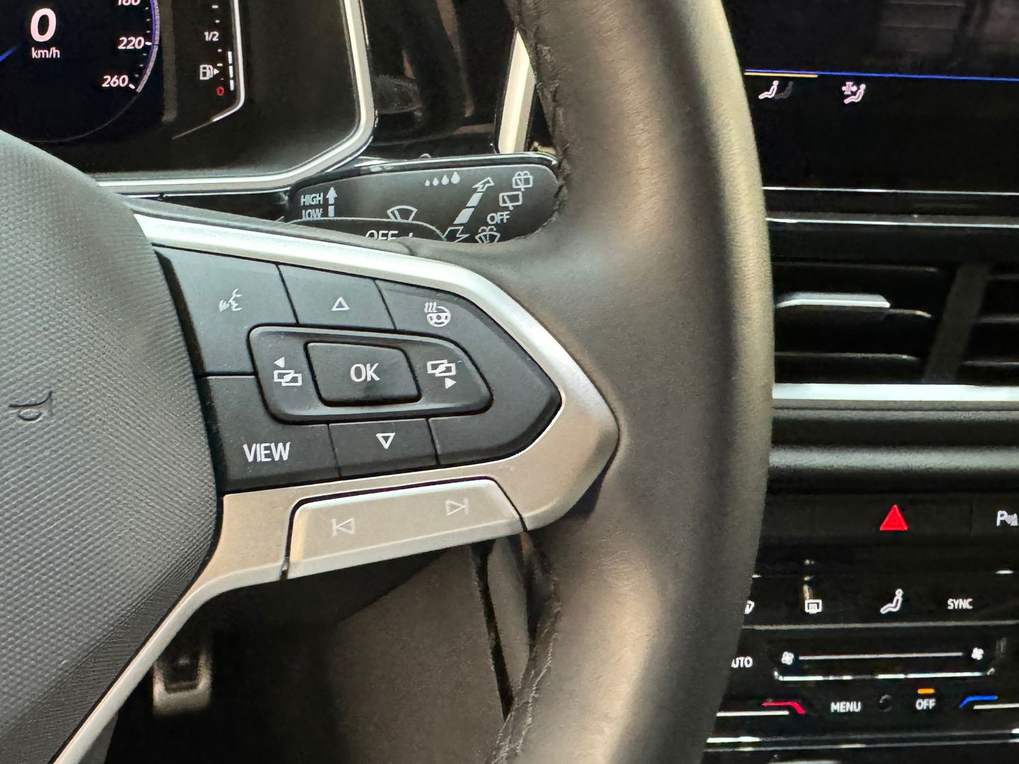 Volkswagen T-Roc 1.5 TSI R-Line Pano|IQ|Keyless|Massage|Camera