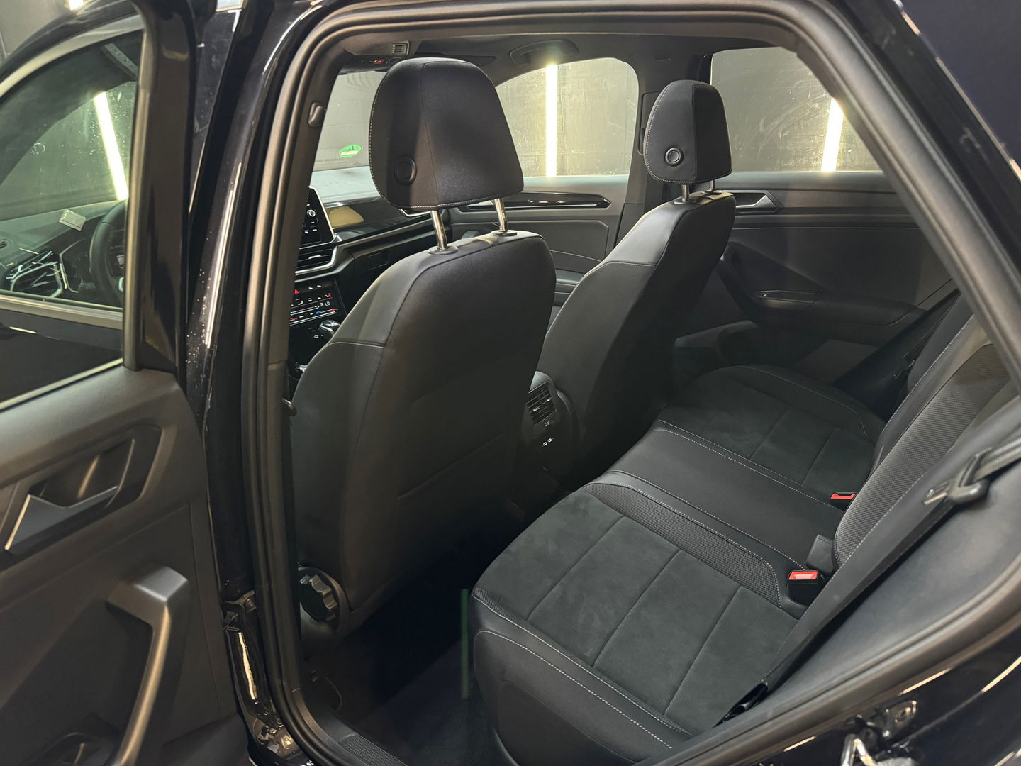 Volkswagen T-Roc 1.5 TSI R-Line Pano|IQ|Keyless|Massage|Camera