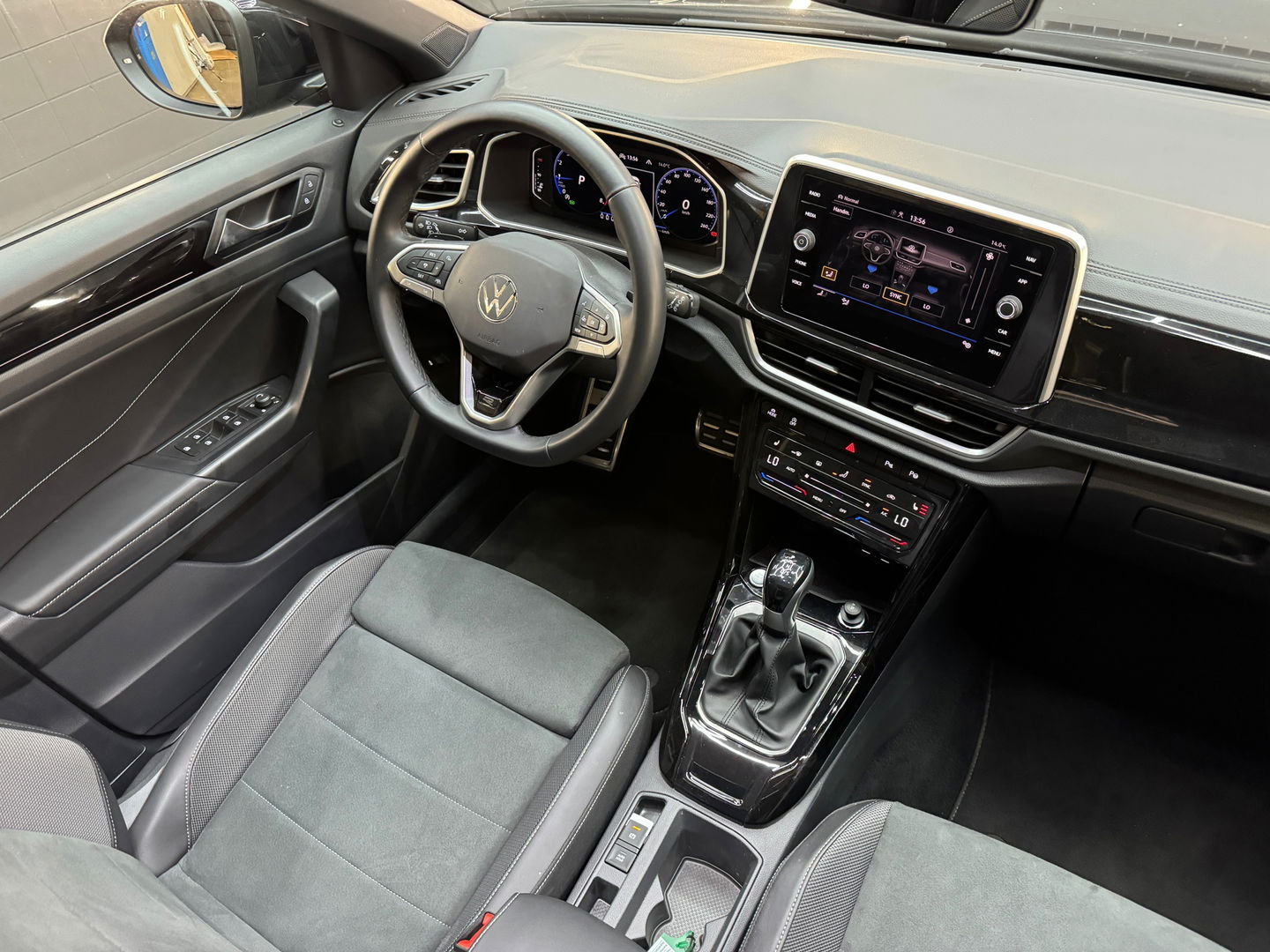 Volkswagen T-Roc 1.5 TSI R-Line Pano|IQ|Keyless|Massage|Camera