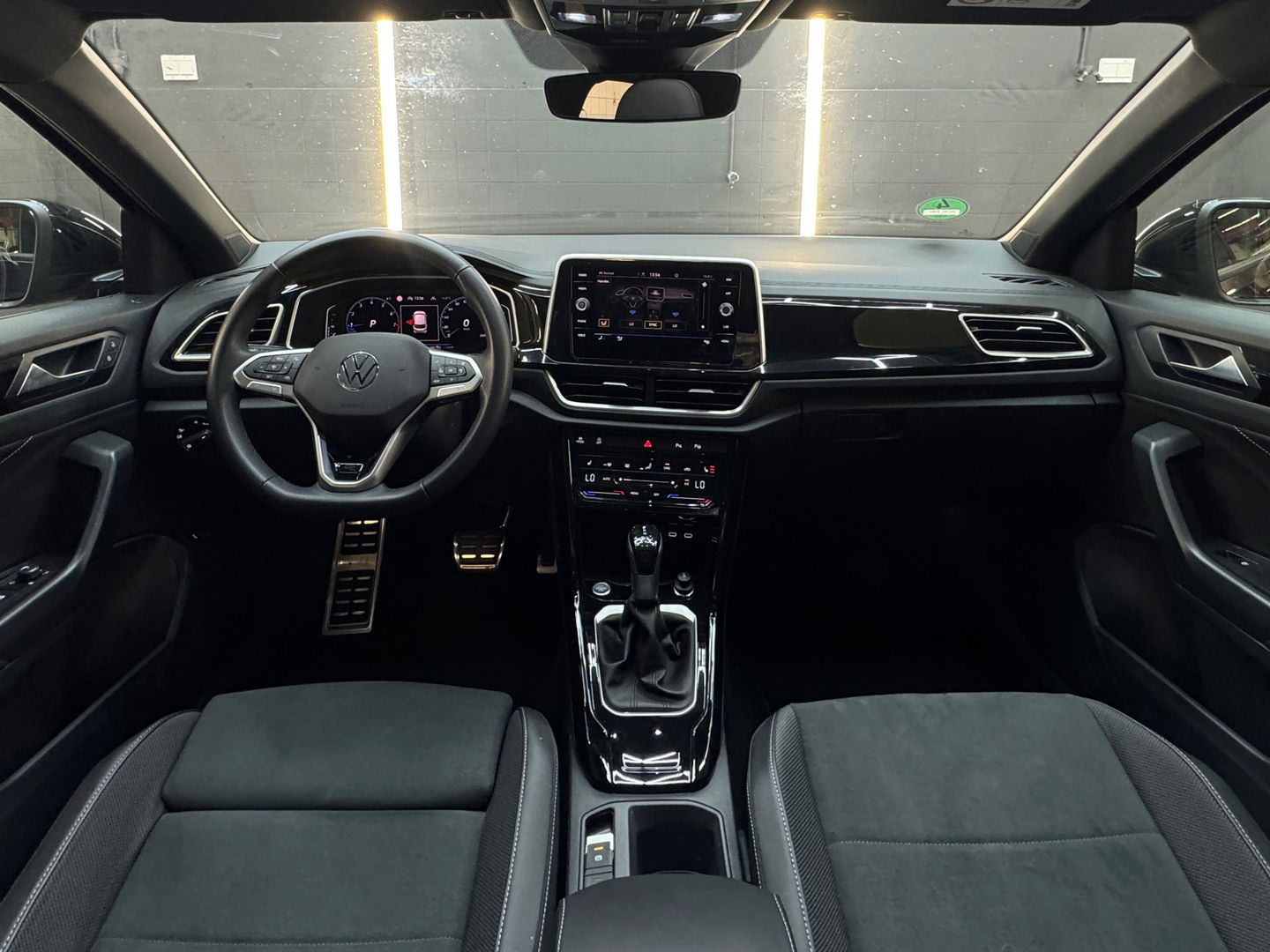 Volkswagen T-Roc 1.5 TSI R-Line Pano|IQ|Keyless|Massage|Camera