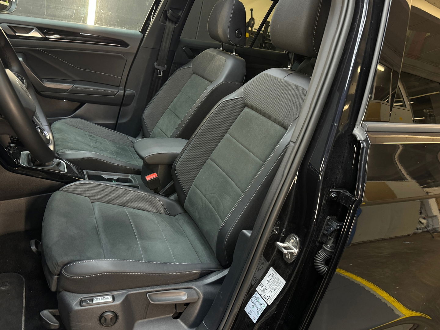 Volkswagen T-Roc 1.5 TSI R-Line Pano|IQ|Keyless|Massage|Camera