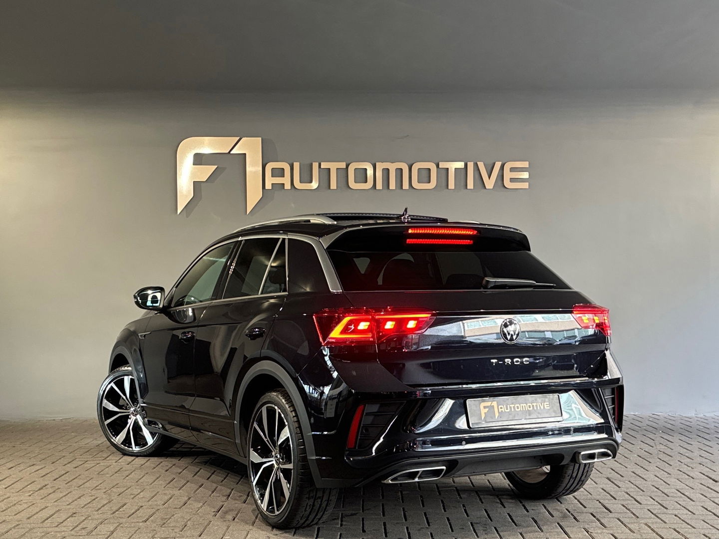 Volkswagen T-Roc 1.5 TSI R-Line Pano|IQ|Keyless|Massage|Camera