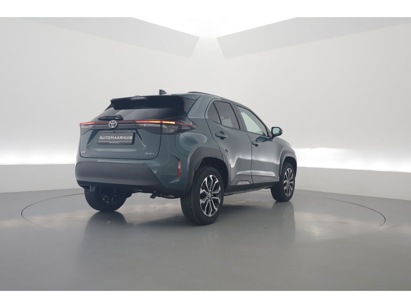 Toyota Yaris Cross 1.5 Hybrid 130 Teamplayer | Forest Green | Winter Pack | Safety Pack | Navi | Adapt. Cruise | Keyless | Camera