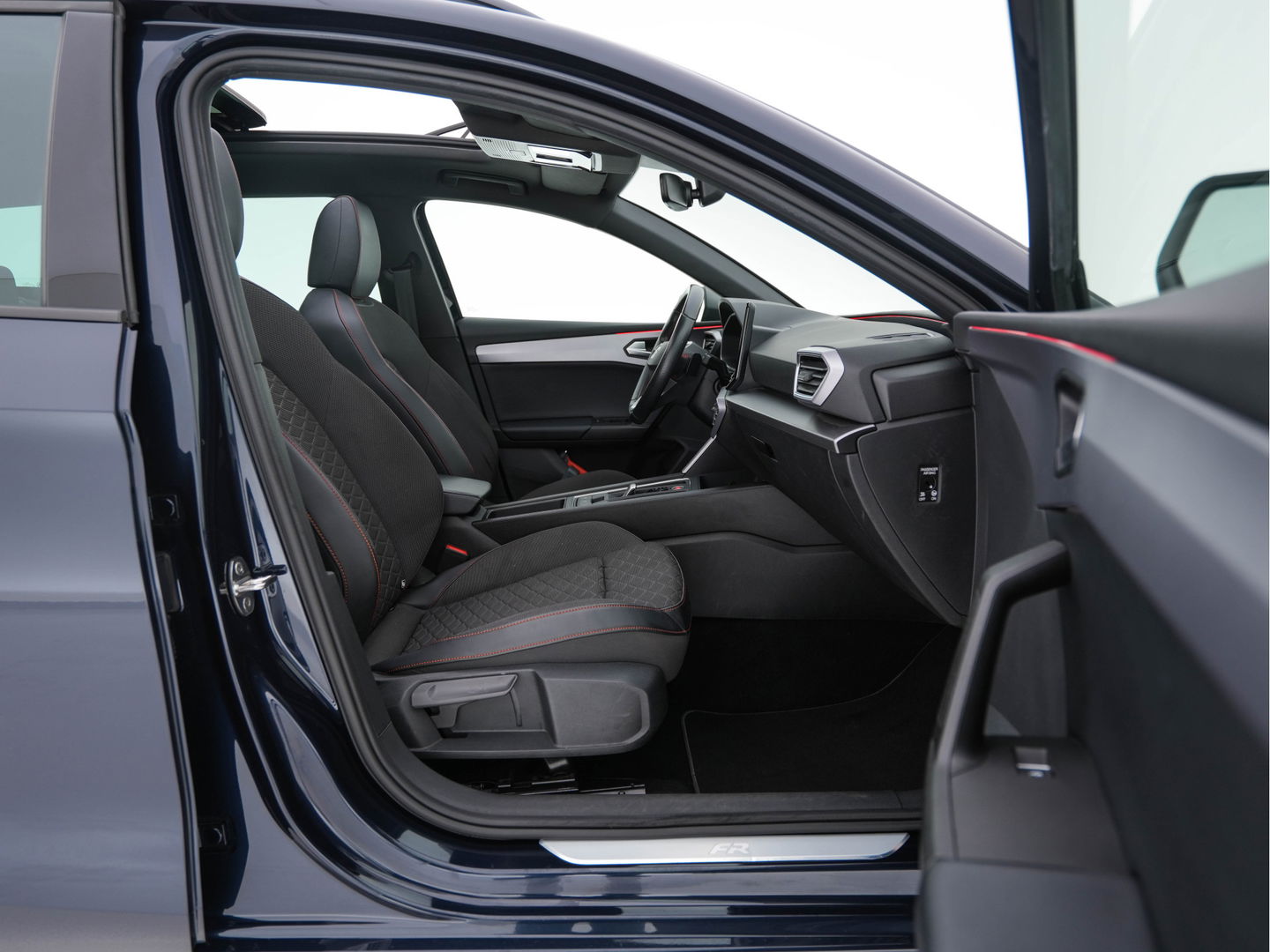 SEAT Leon Sportstourer 2.0 TDI FR Business Intense (INCL-BTW) Aut.  *PANO | FULL-LED | ADAPTIVE-CRUISE | DIGI-COCKPIT | NAVI-FULLMAP | LEATHER-MICROFIBRE | CARPLAY | KEYLESS | SHIFT-PADDLES | SPORT-SEATS | AMBIENT-LIGHT | CAMERA | 17''ALU | T