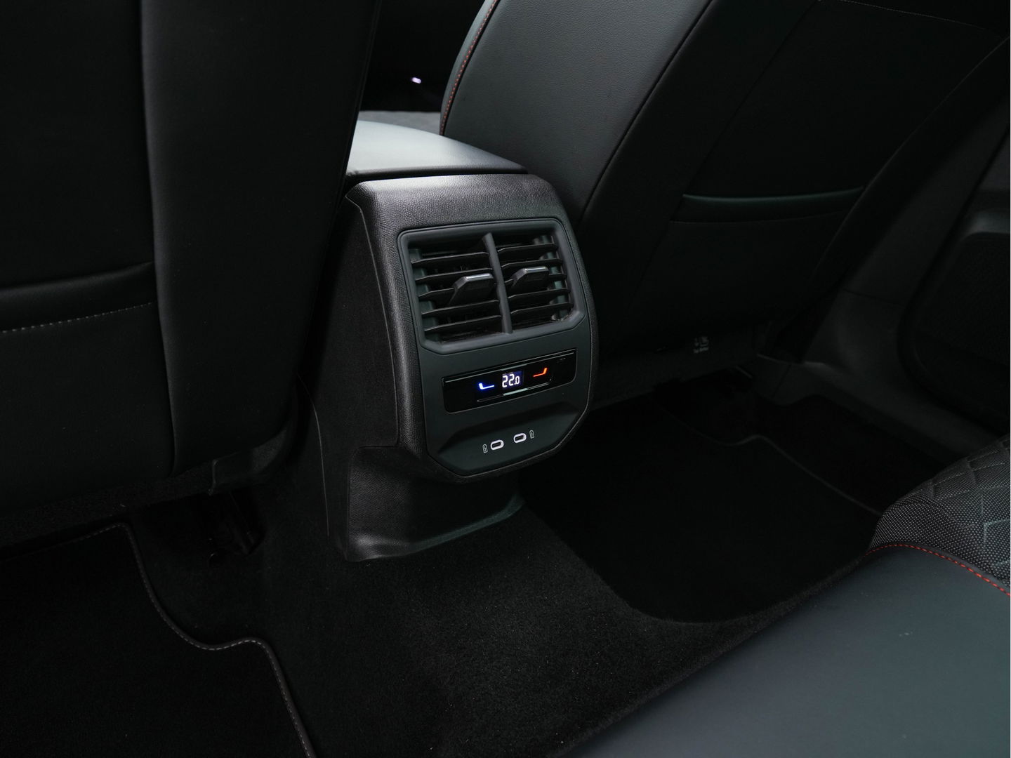 SEAT Leon Sportstourer 2.0 TDI FR Business Intense (INCL-BTW) Aut.  *PANO | FULL-LED | ADAPTIVE-CRUISE | DIGI-COCKPIT | NAVI-FULLMAP | LEATHER-MICROFIBRE | CARPLAY | KEYLESS | SHIFT-PADDLES | SPORT-SEATS | AMBIENT-LIGHT | CAMERA | 17''ALU | T