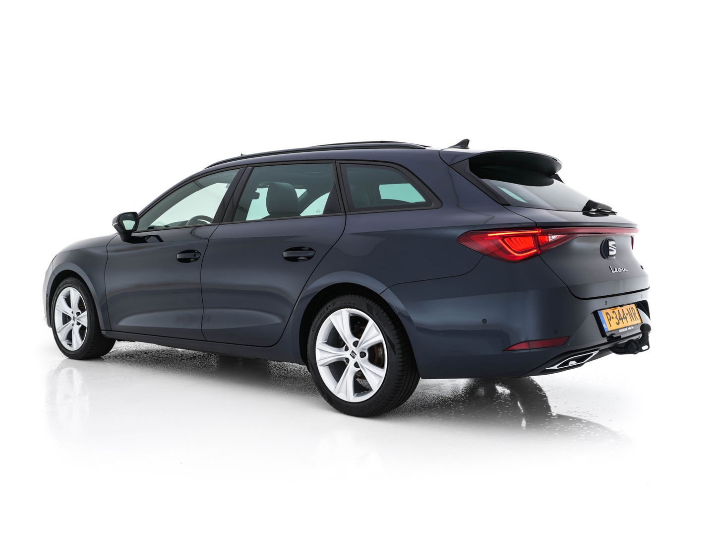 SEAT Leon Sportstourer 2.0 TDI FR Business Intense (INCL-BTW) Aut.  *PANO | FULL-LED | ADAPTIVE-CRUISE | DIGI-COCKPIT | NAVI-FULLMAP | LEATHER-MICROFIBRE | CARPLAY | KEYLESS | SHIFT-PADDLES | SPORT-SEATS | AMBIENT-LIGHT | CAMERA | 17''ALU | T