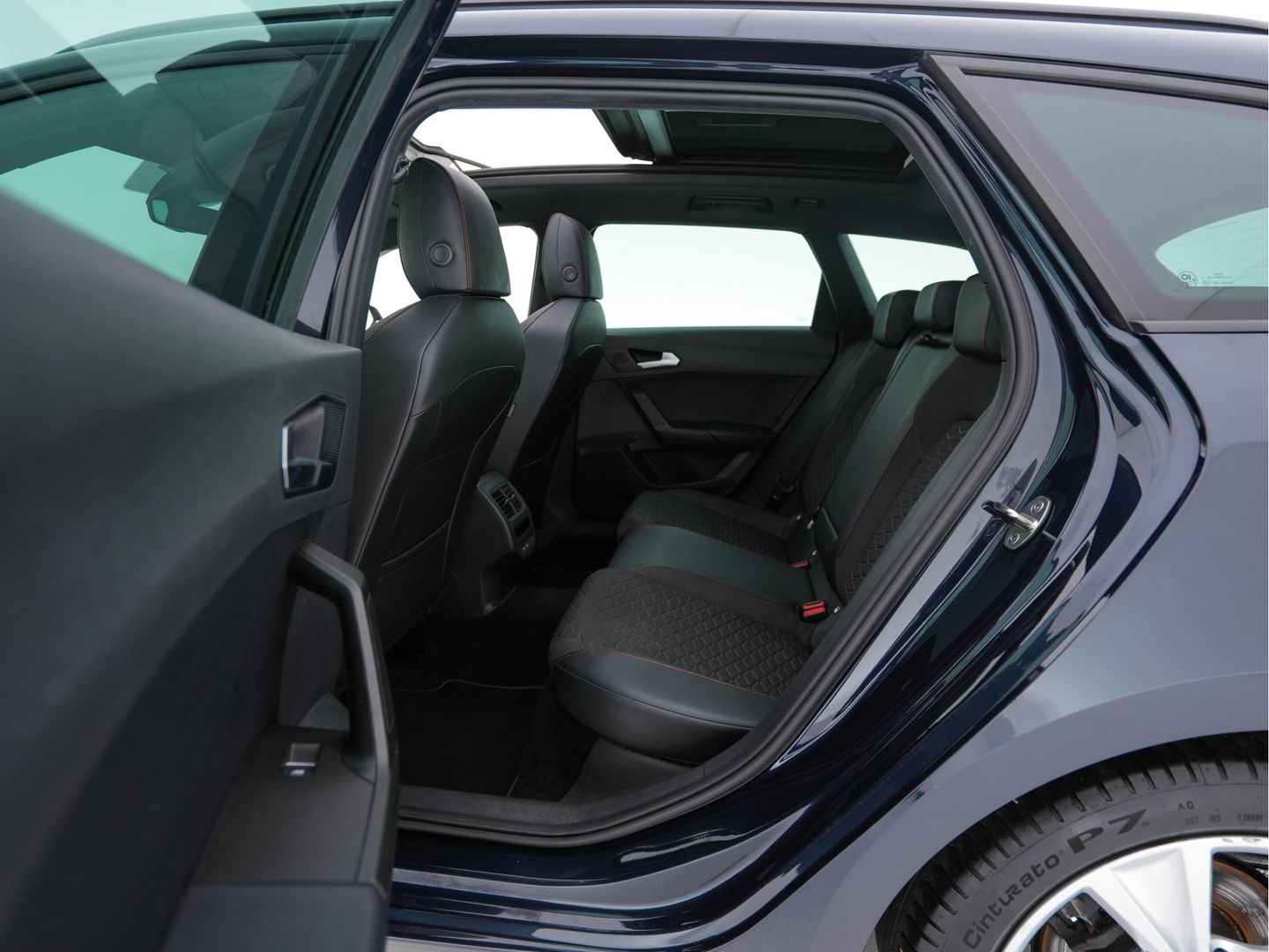 SEAT Leon Sportstourer 2.0 TDI FR Business Intense (INCL-BTW) Aut.  *PANO | FULL-LED | ADAPTIVE-CRUISE | DIGI-COCKPIT | NAVI-FULLMAP | LEATHER-MICROFIBRE | CARPLAY | KEYLESS | SHIFT-PADDLES | SPORT-SEATS | AMBIENT-LIGHT | CAMERA | 17''ALU | T