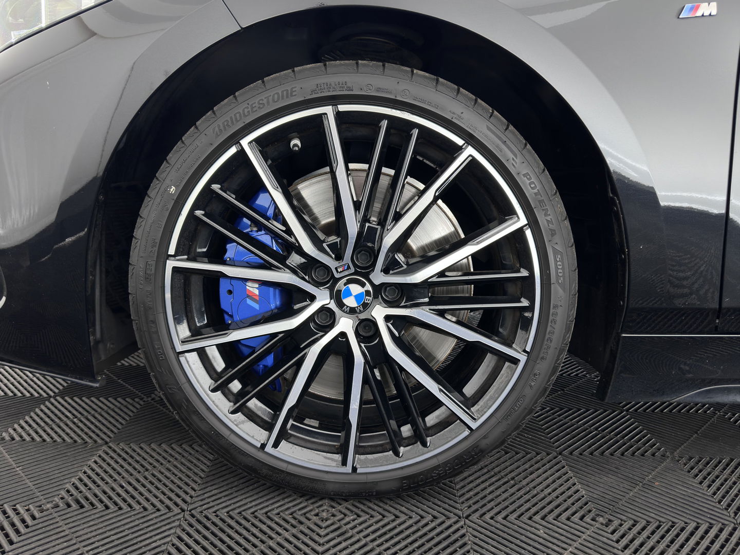 BMW 1-serie M135i xDrive M-Sportpack High Executive Aut. *ALCANTARA-MICROFIBRE | FULL-LED | HEATED-SPORTSEATS | SHIFT-PADDLES | DIGI-COCKPIT | HEAD-UP | NAVI-FULLMAP | DAB+ | PRIVACY-GLASS | AMBIENT-LIGHT | CARBON-INLAY | CARPLAY | 19''ALU*