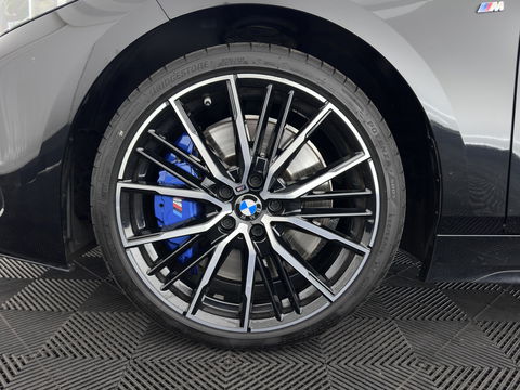 BMW 1-serie M135i xDrive M-Sportpack High Executive Aut. *ALCANTARA-MICROFIBRE | FULL-LED | HEATED-SPORTSEATS | SHIFT-PADDLES | DIGI-COCKPIT | HEAD-UP | NAVI-FULLMAP | DAB+ | PRIVACY-GLASS | AMBIENT-LIGHT | CARBON-INLAY | CARPLAY | 19''ALU*