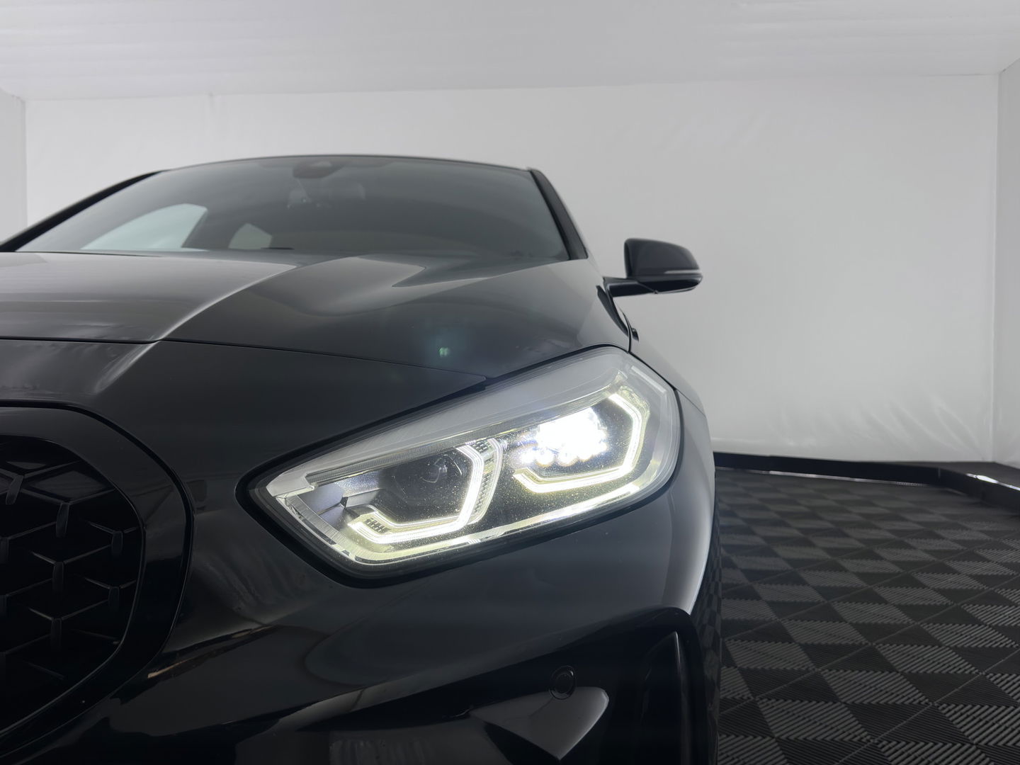 BMW 1-serie M135i xDrive M-Sportpack High Executive Aut. *ALCANTARA-MICROFIBRE | FULL-LED | HEATED-SPORTSEATS | SHIFT-PADDLES | DIGI-COCKPIT | HEAD-UP | NAVI-FULLMAP | DAB+ | PRIVACY-GLASS | AMBIENT-LIGHT | CARBON-INLAY | CARPLAY | 19''ALU*