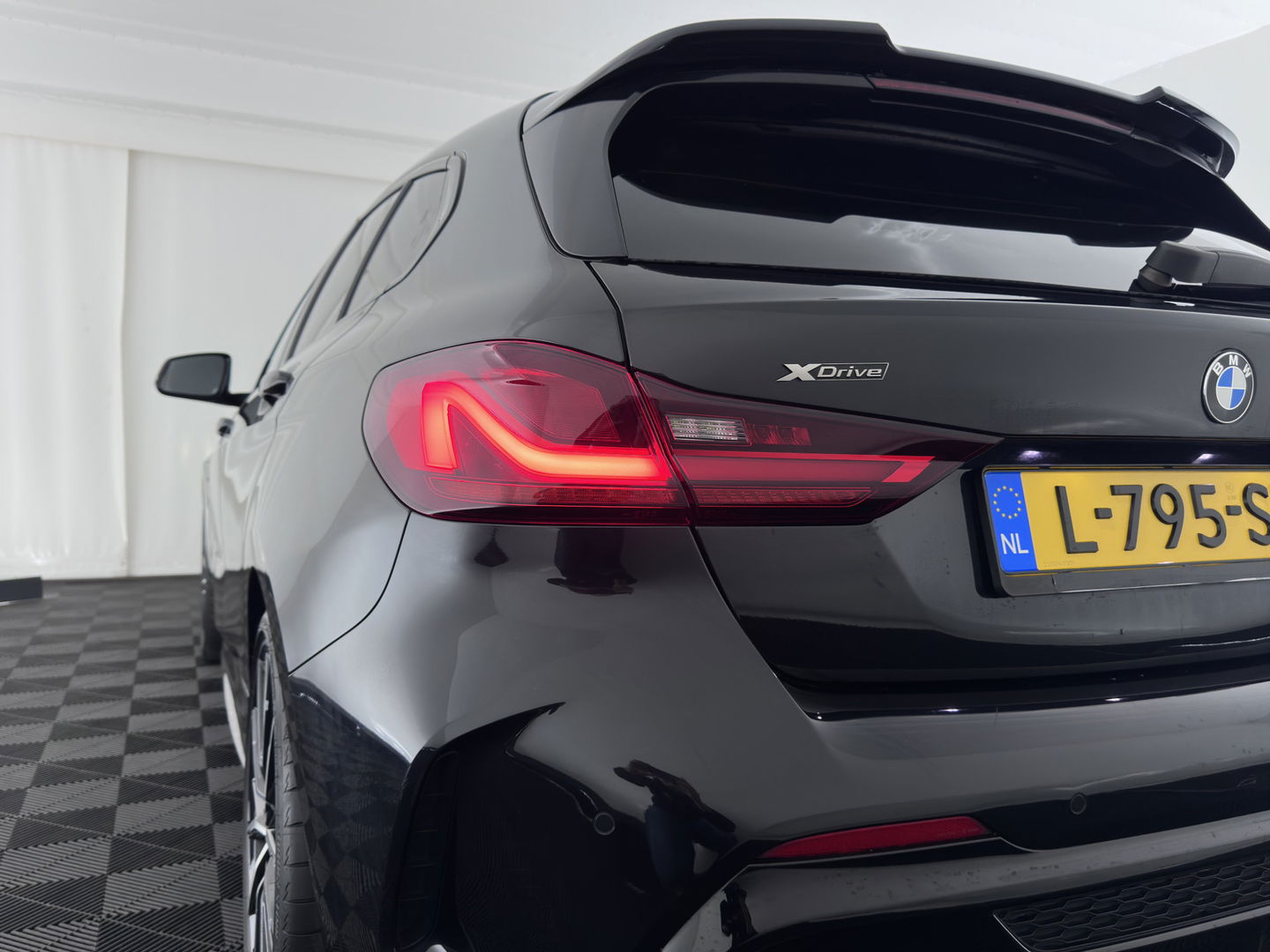 BMW 1-serie M135i xDrive M-Sportpack High Executive Aut. *ALCANTARA-MICROFIBRE | FULL-LED | HEATED-SPORTSEATS | SHIFT-PADDLES | DIGI-COCKPIT | HEAD-UP | NAVI-FULLMAP | DAB+ | PRIVACY-GLASS | AMBIENT-LIGHT | CARBON-INLAY | CARPLAY | 19''ALU*