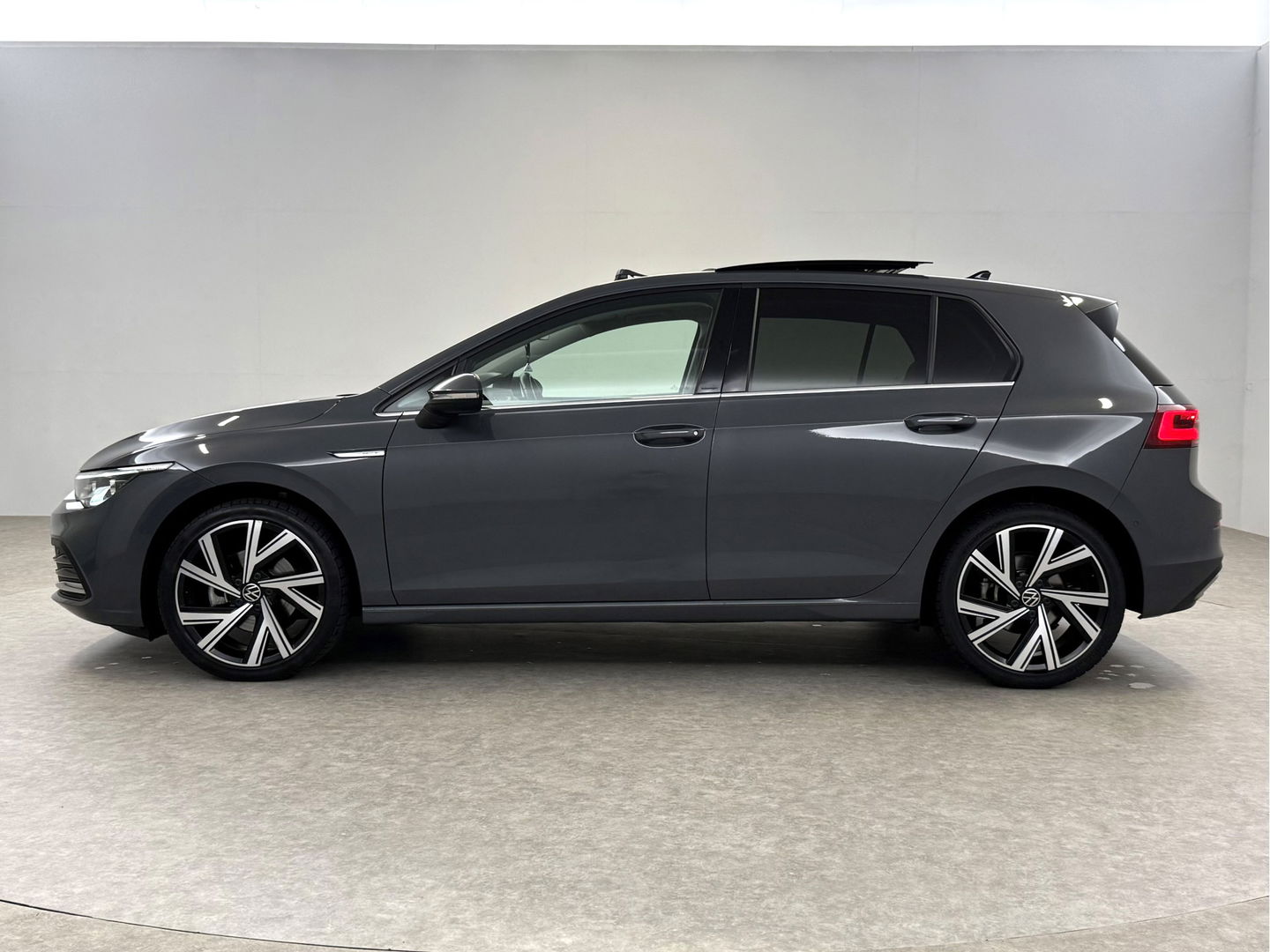 Volkswagen Golf 1.5 eTSI Style | Pano | Memory | Virtual | Massage | Sfeer | Camera | Carplay | Adaptive Cruise | NAP