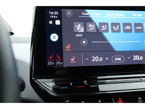 Volkswagen ID.3 First 58 kWh | IQ Light | ACC | Keyless | Stoel- Stuurverw. | 19'' | Trekhaak