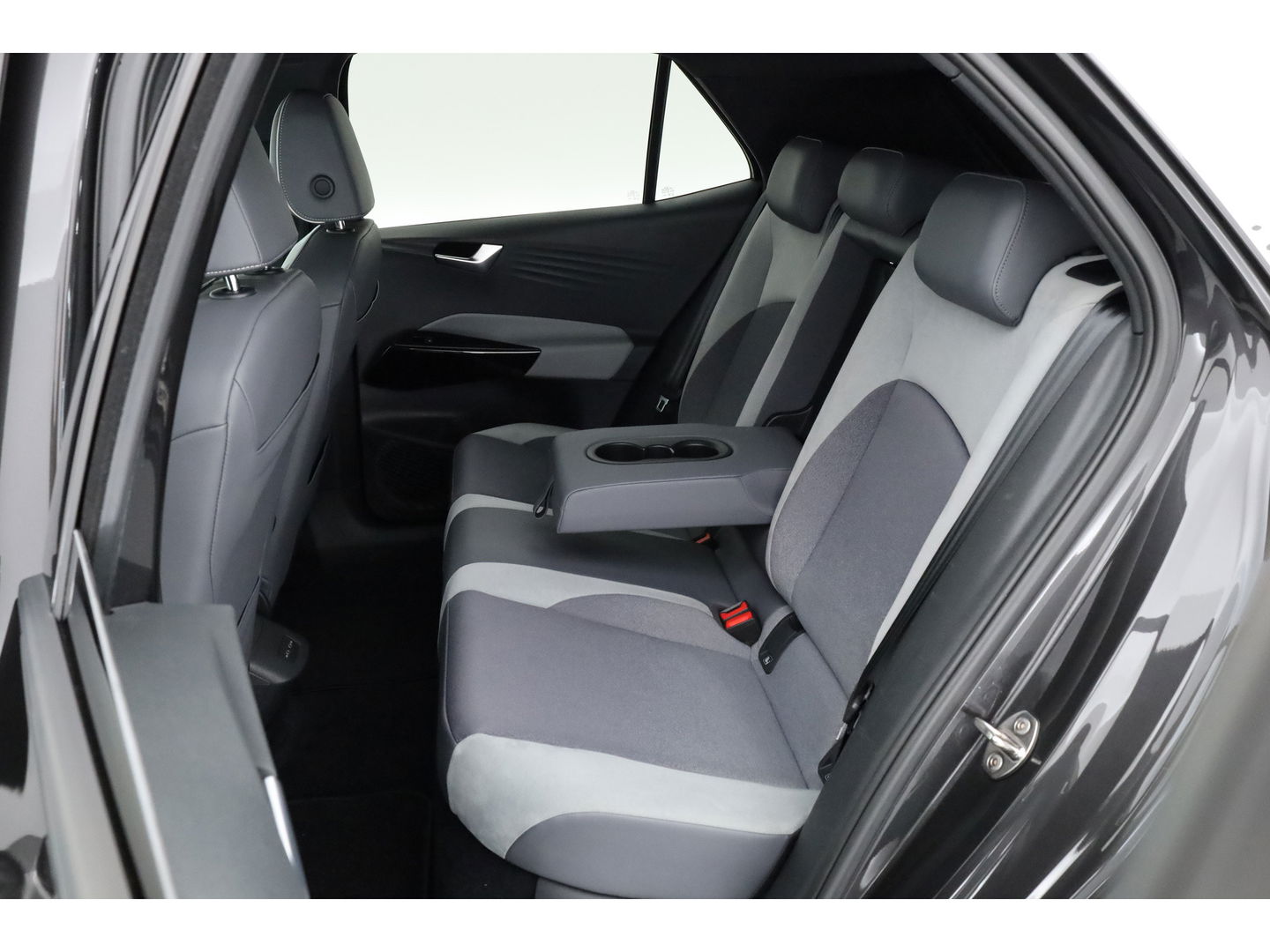 Volkswagen ID.3 First 58 kWh | IQ Light | ACC | Keyless | Stoel- Stuurverw. | 19'' | Trekhaak