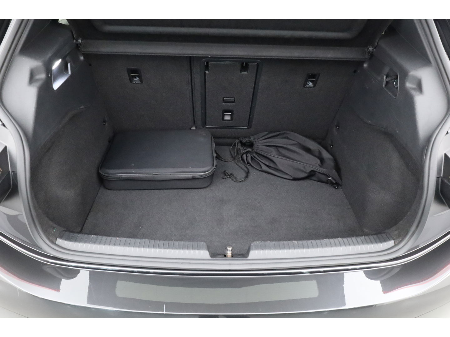 Volkswagen ID.3 First 58 kWh | IQ Light | ACC | Keyless | Stoel- Stuurverw. | 19'' | Trekhaak