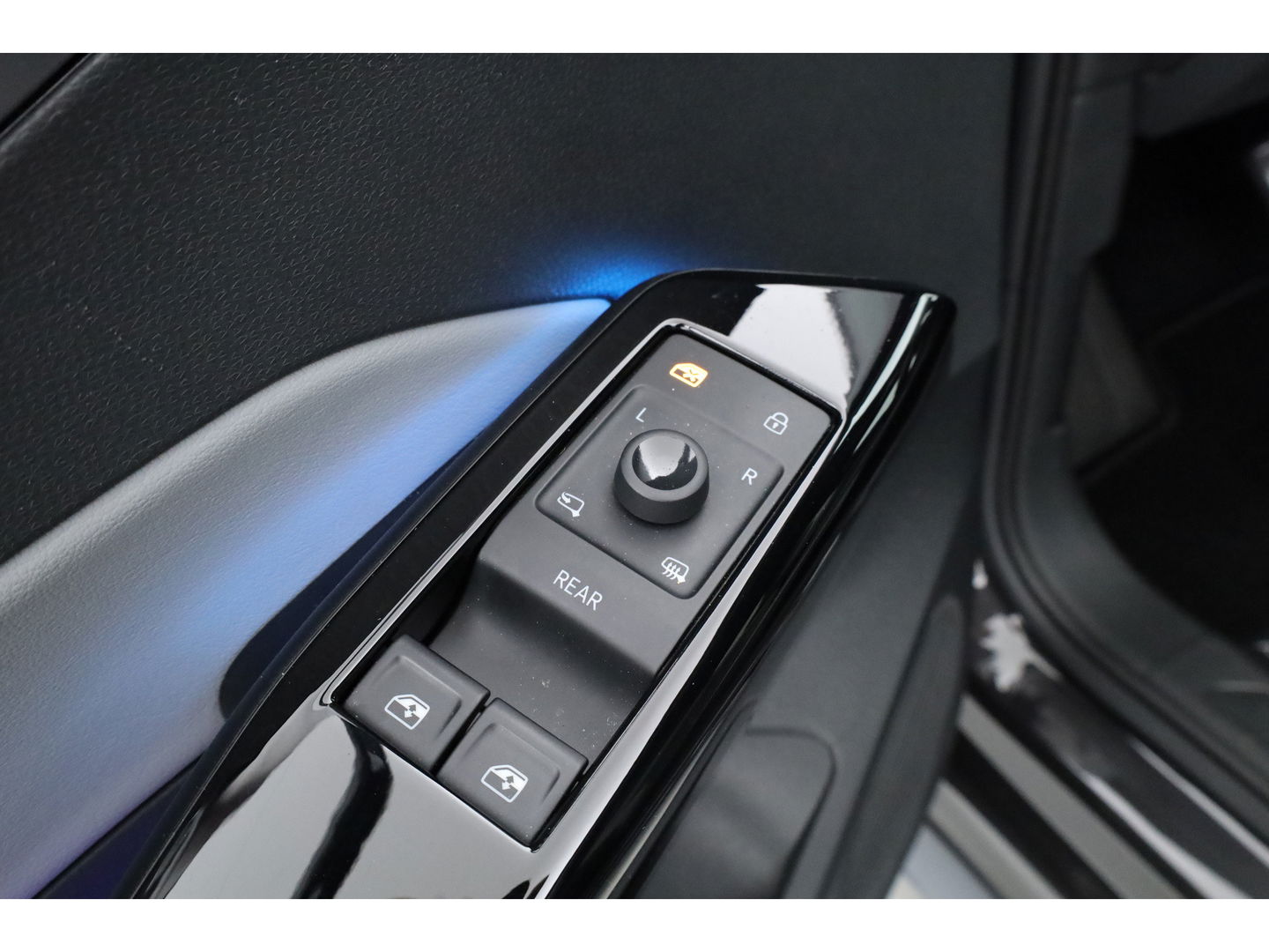 Volkswagen ID.3 First 58 kWh | IQ Light | ACC | Keyless | Stoel- Stuurverw. | 19'' | Trekhaak