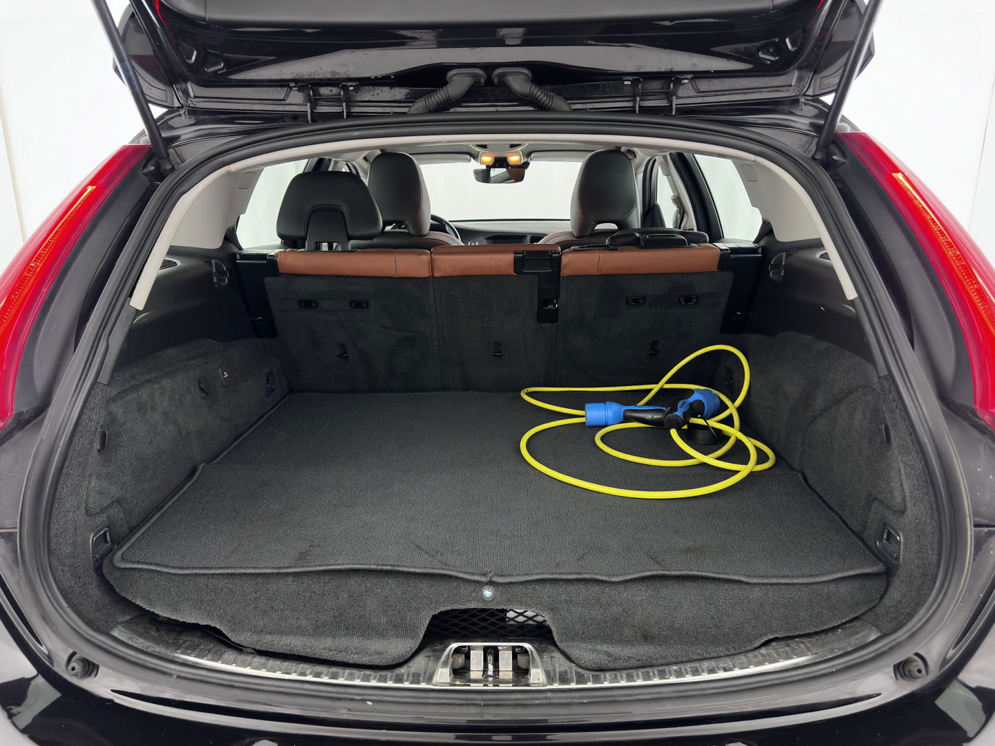 Volvo V60 2.4 D6 Twin Engine AWD Special Edition Plug-In Aut. *PANO | LUXURY-LEATHER | XENON | MEMORY-PACK | HEATED-COMFORTSEATS | NAVI-FULLMAP | CAMERA | ECC | PDC | CRUISE | TOWBAR | 17''ALU*