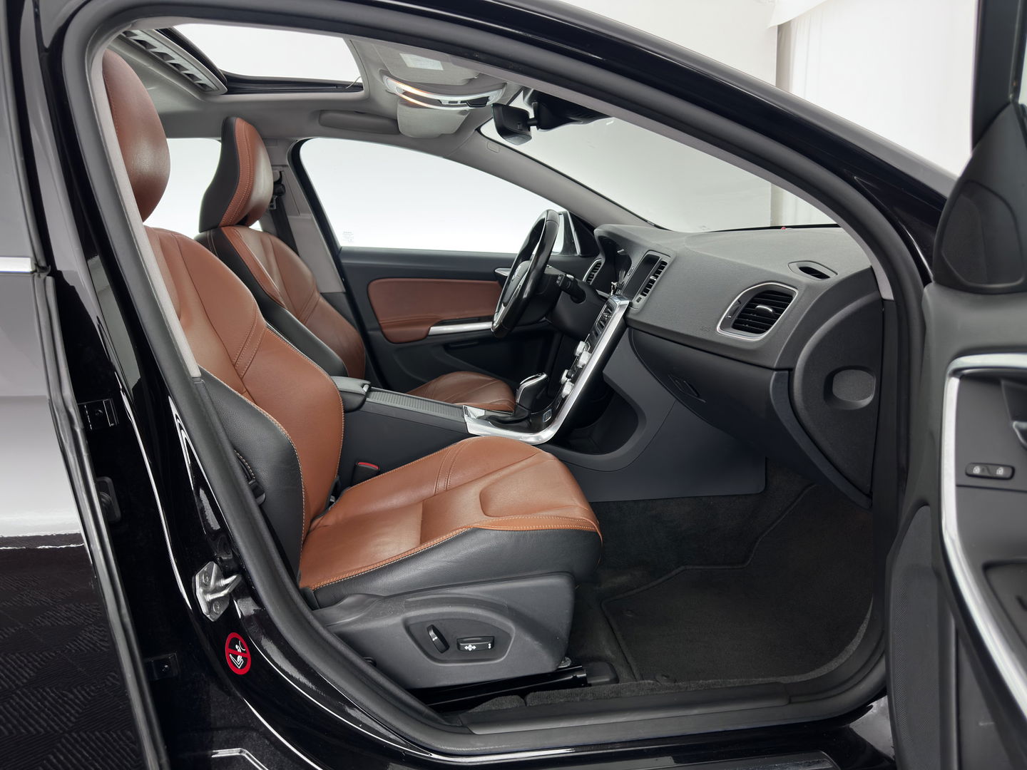 Volvo V60 2.4 D6 Twin Engine AWD Special Edition Plug-In Aut. *PANO | LUXURY-LEATHER | XENON | MEMORY-PACK | HEATED-COMFORTSEATS | NAVI-FULLMAP | CAMERA | ECC | PDC | CRUISE | TOWBAR | 17''ALU*