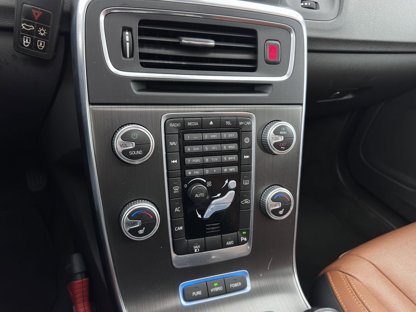 Volvo V60 2.4 D6 Twin Engine AWD Special Edition Plug-In Aut. *PANO | LUXURY-LEATHER | XENON | MEMORY-PACK | HEATED-COMFORTSEATS | NAVI-FULLMAP | CAMERA | ECC | PDC | CRUISE | TOWBAR | 17''ALU*