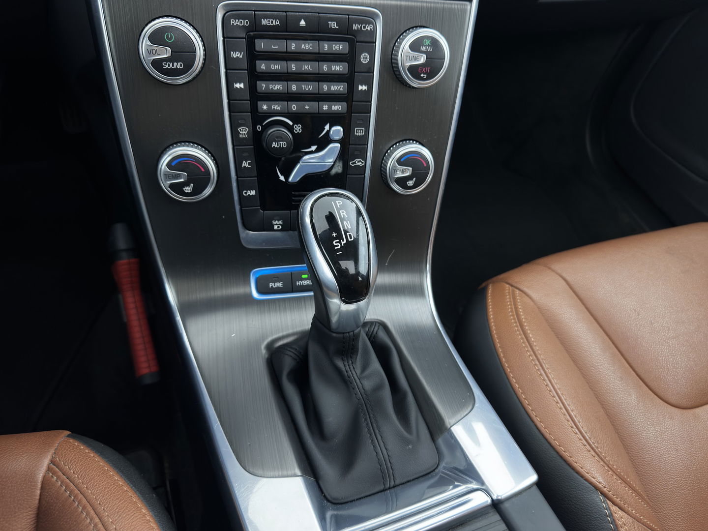 Volvo V60 2.4 D6 Twin Engine AWD Special Edition Plug-In Aut. *PANO | LUXURY-LEATHER | XENON | MEMORY-PACK | HEATED-COMFORTSEATS | NAVI-FULLMAP | CAMERA | ECC | PDC | CRUISE | TOWBAR | 17''ALU*