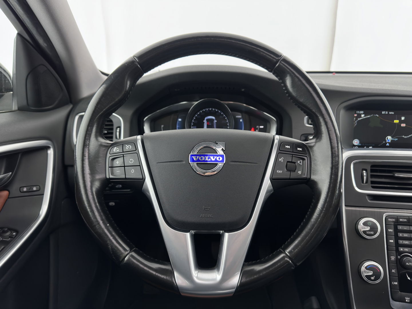 Volvo V60 2.4 D6 Twin Engine AWD Special Edition Plug-In Aut. *PANO | LUXURY-LEATHER | XENON | MEMORY-PACK | HEATED-COMFORTSEATS | NAVI-FULLMAP | CAMERA | ECC | PDC | CRUISE | TOWBAR | 17''ALU*